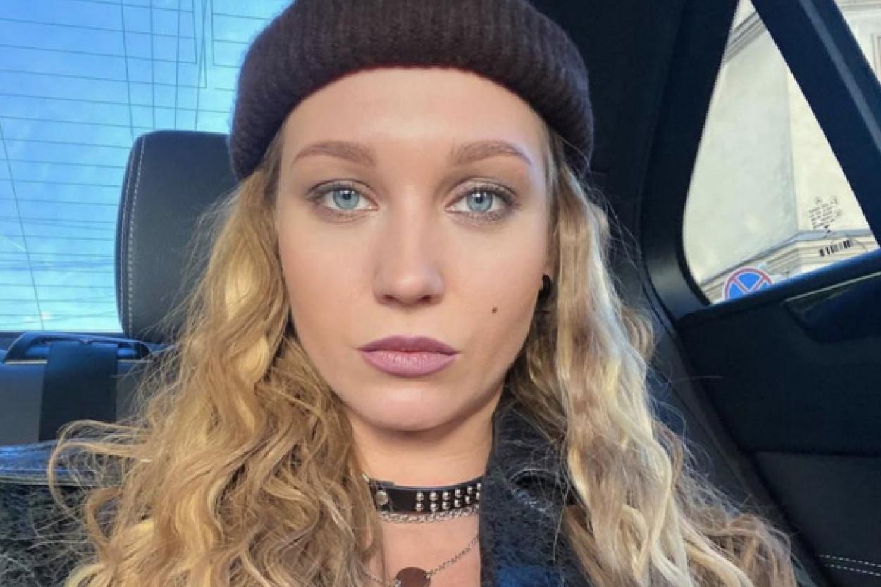 Семейные отношения Кристины Асмус: что на самом деле стоит за её поздравлением маме