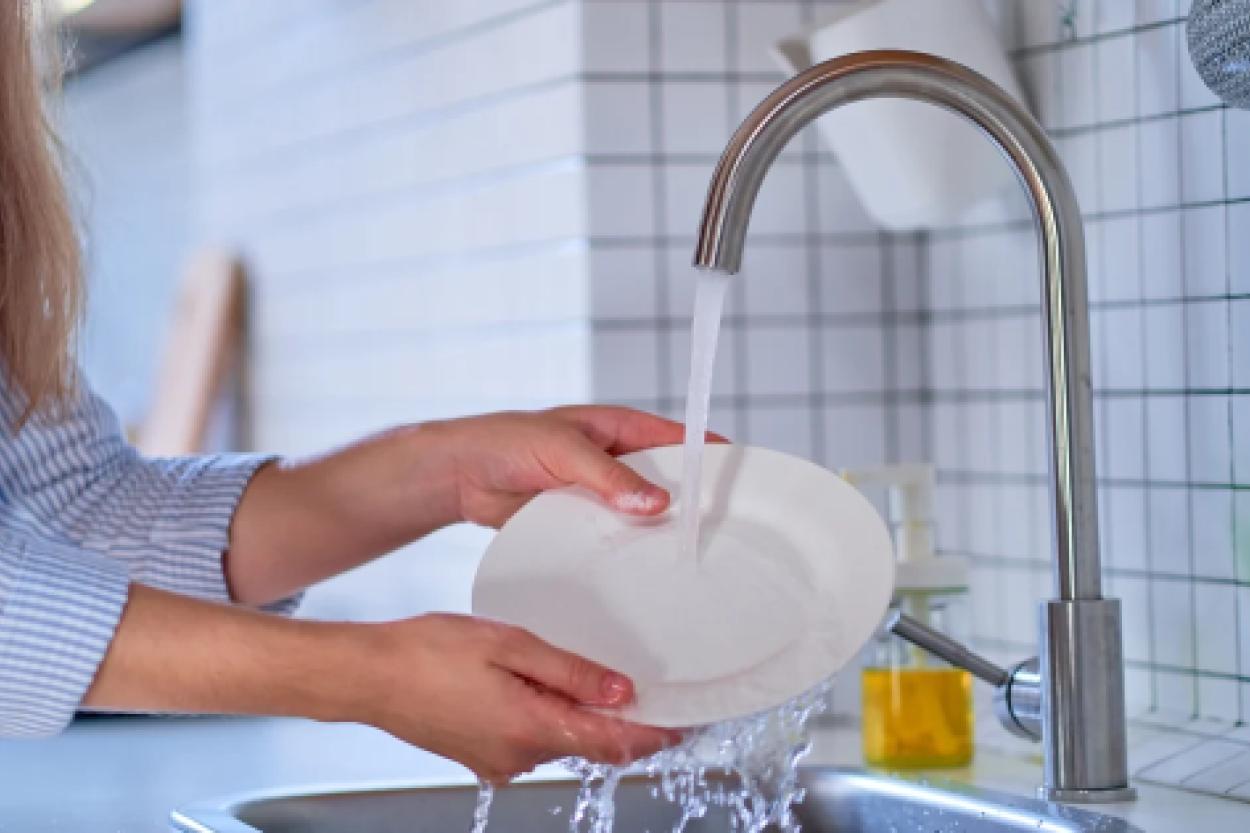 Как эффективно отмыть посуду от жира холодной водой