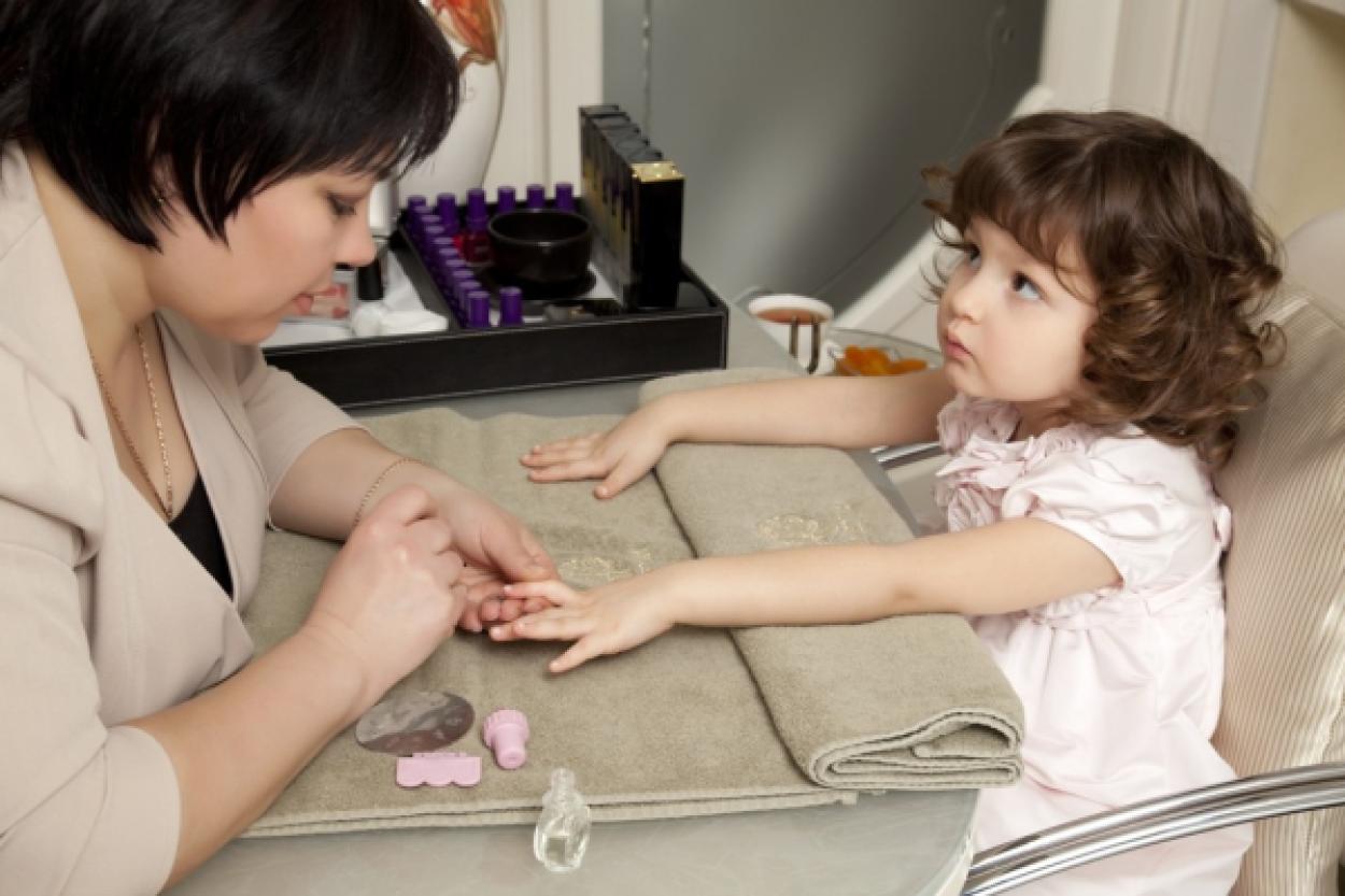 Детский маникюр: когда начинать и что важно учесть родителям