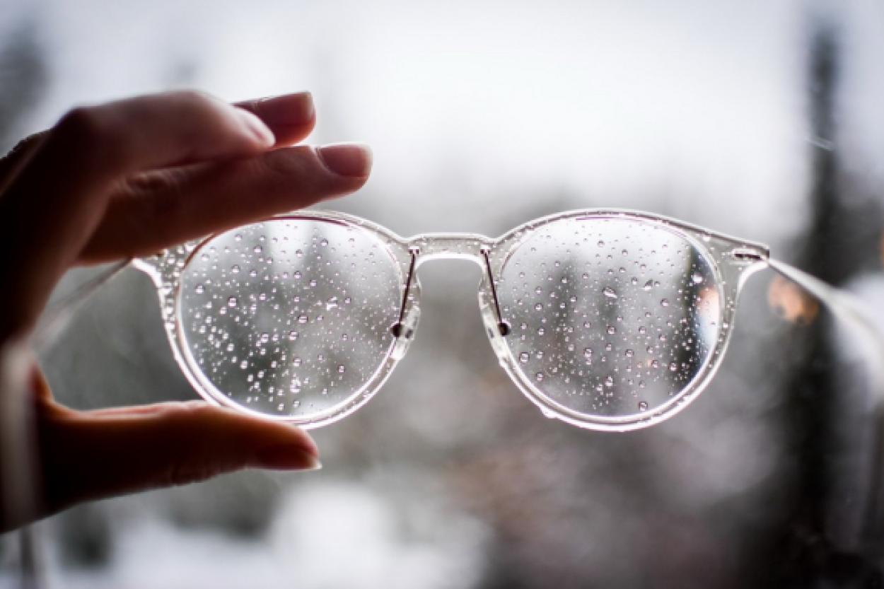 Зимние лайфхаки: как сохранить очки от запотевания