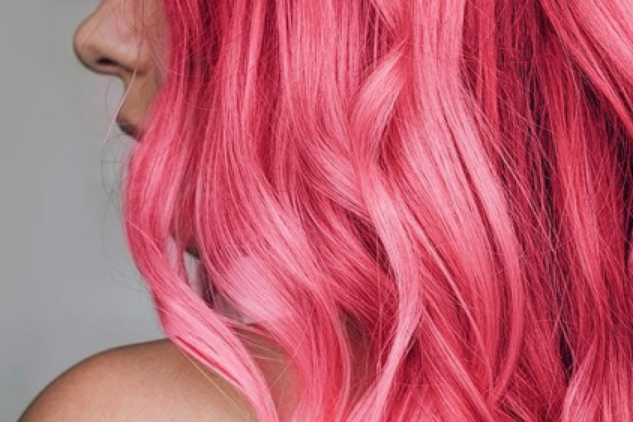Не тушите цвет: как ухаживать за окрашенными волосами, чтобы сохранить стойкость оттенка