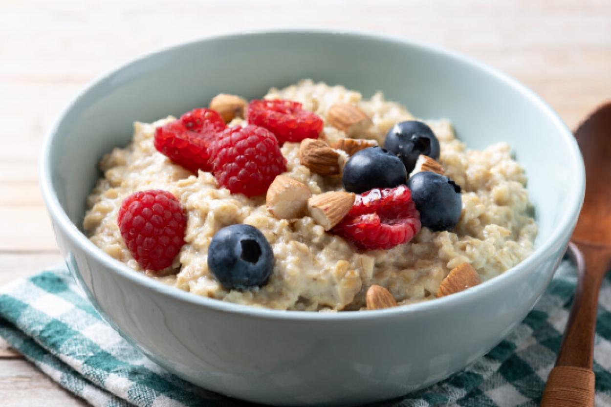 Овсянка на завтрак: 10 причин полюбить этот полезный продукт