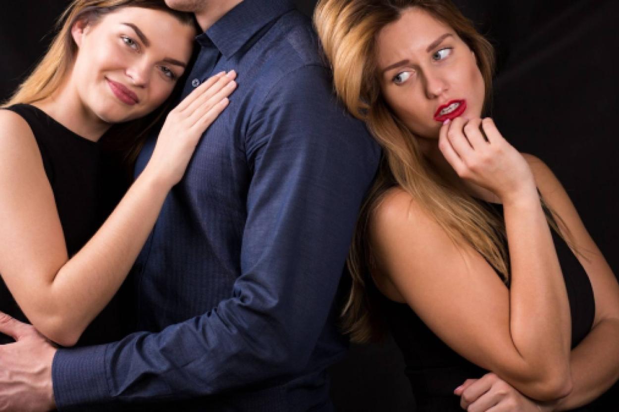 8 признаков, что ваш мужчина может быть не одинок