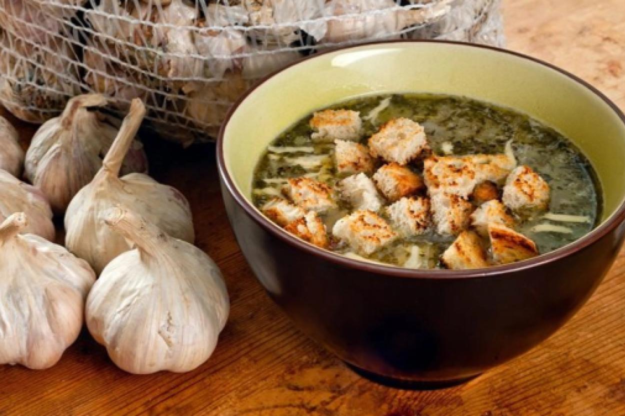Чесночный суп «Чеснечка»: теплое зимнее наслаждение из Чехии