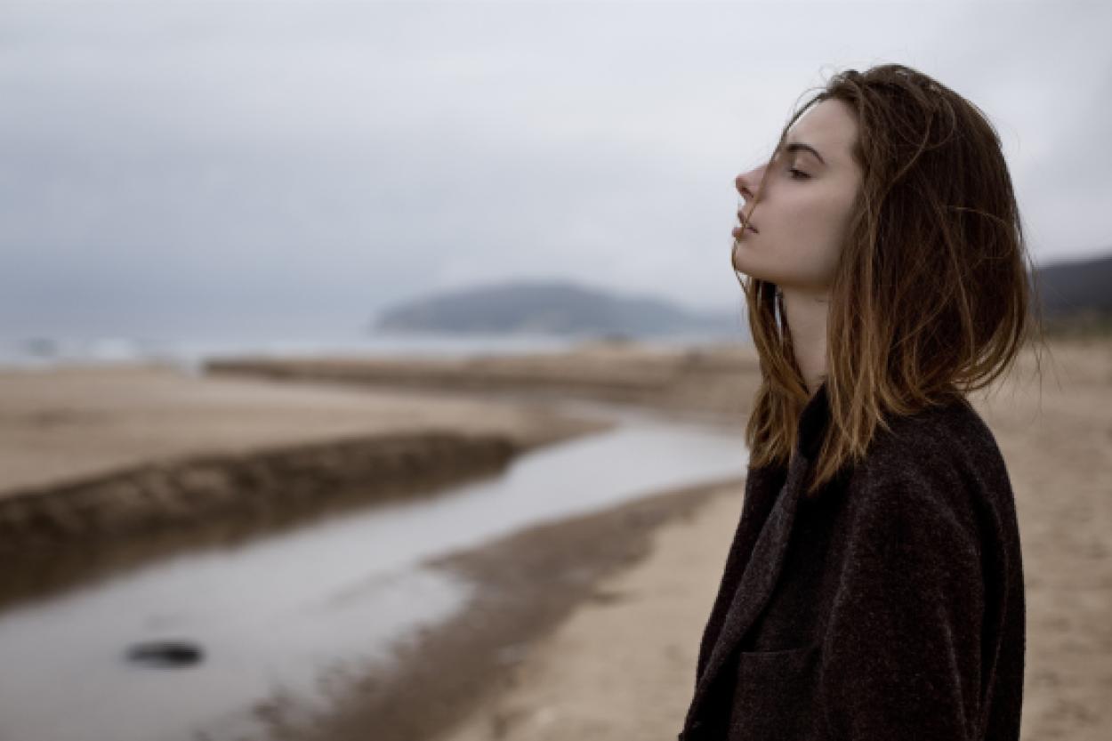 5 характерных черт женщины, пережившей недостаток родительской любви в детстве