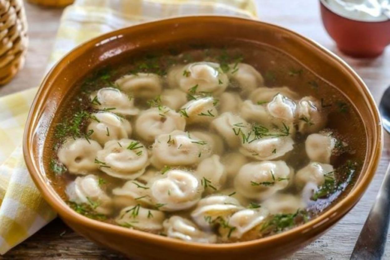 Просто добавьте ложку в воду — пельмени больше не разварятся и станут вкуснее