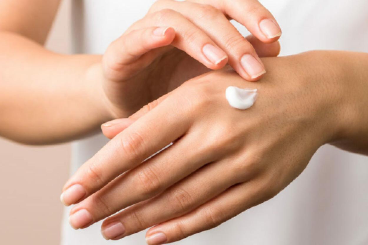 Сухая кожа рук: как справиться, если крем не помогает