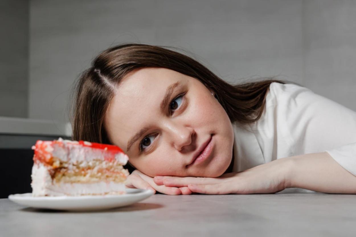 Что стоит за тягой к сладкому: мнение врачей