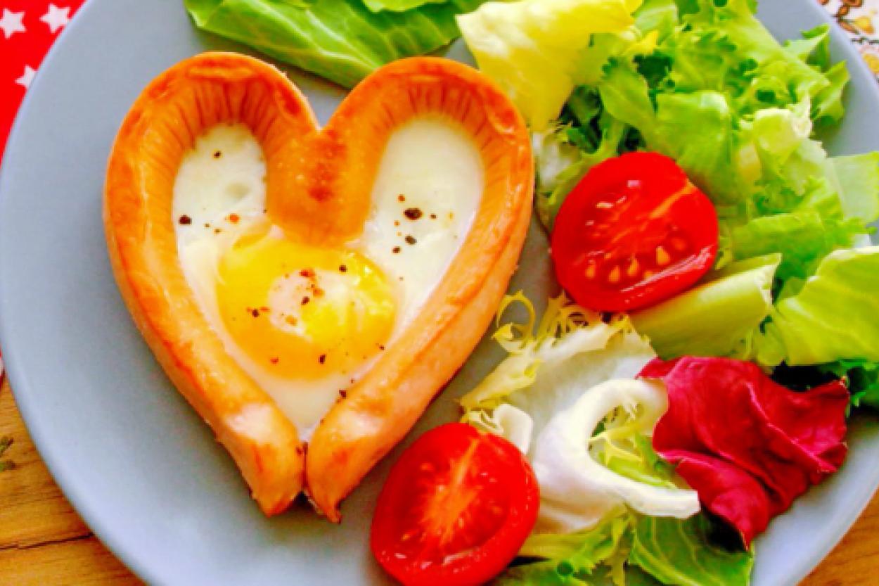 Яичница в форме сердца с сосиской: завтрак для двоих