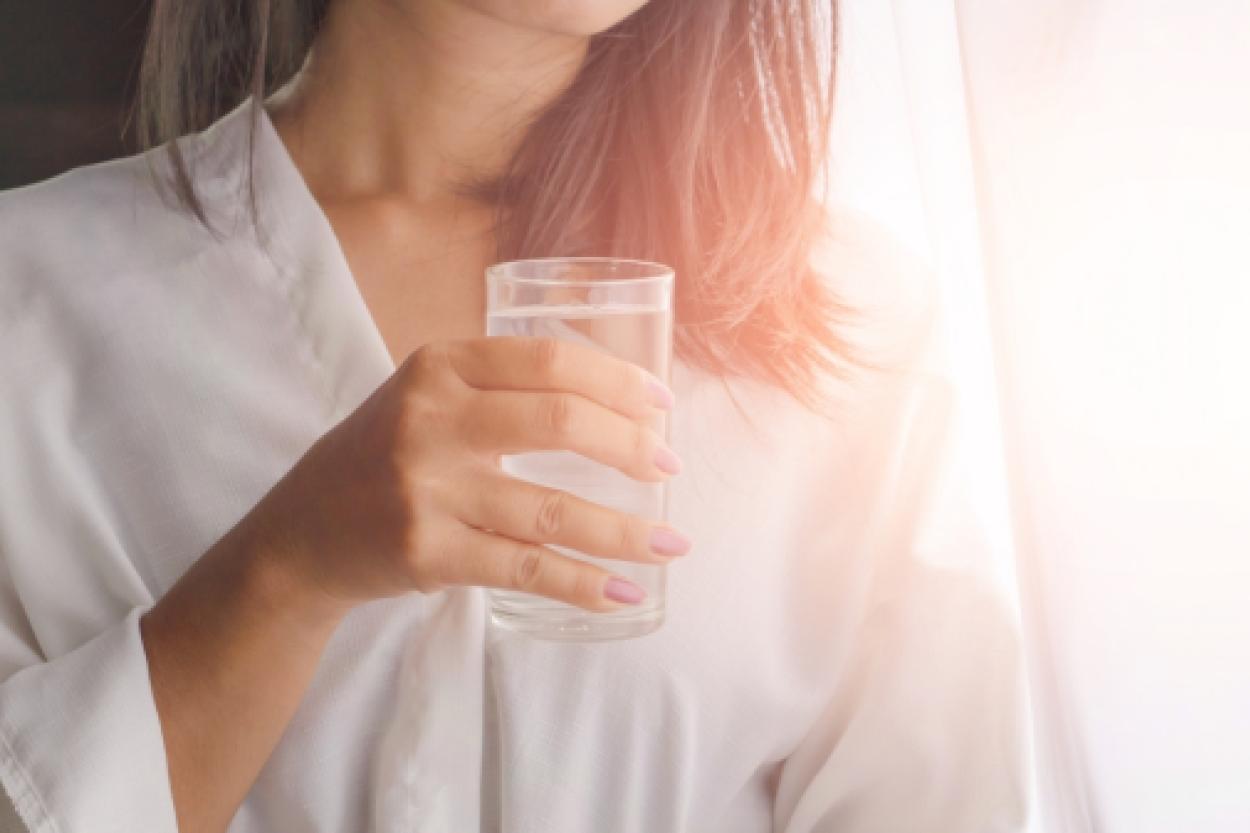 Польза утреннего стакана воды для здоровья и энергии