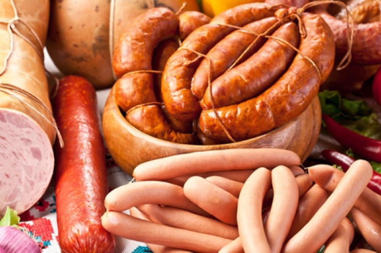 Кому стоит избегать колбас и сосисок по мнению врача