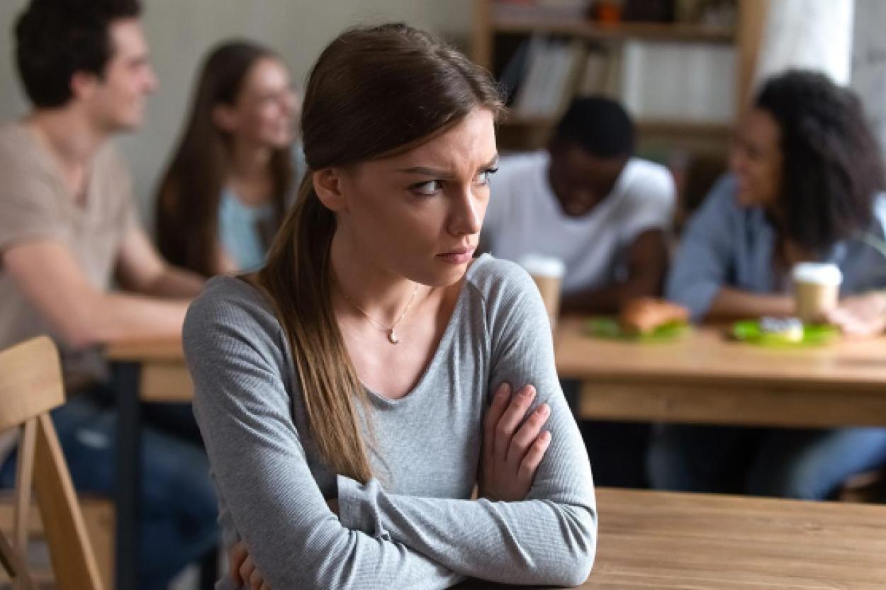 Неуверенность, замаскированная под скромность: в чём корень проблемы