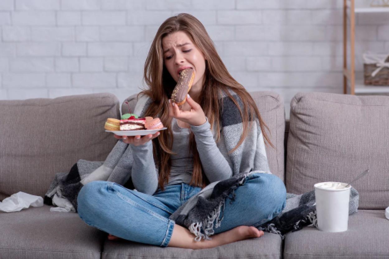 Почему при стрессе одни теряют вес, а другие набирают?