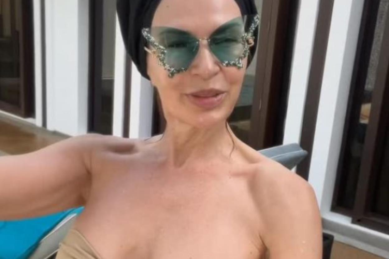 Эвелина Бледанс в купальнике: как ей удается выглядеть так прекрасно в 56