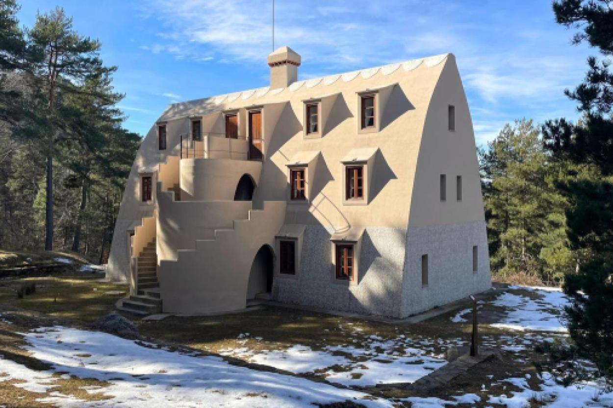 В Каталонии обнаружили здание, созданное Гауди