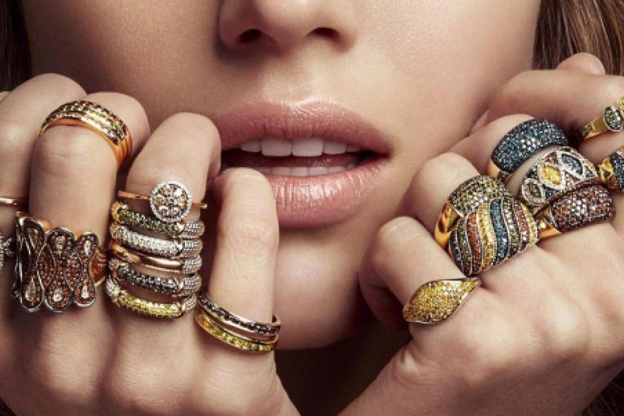 Много колец — не просто стиль: эксперты объяснили скрытые сигналы