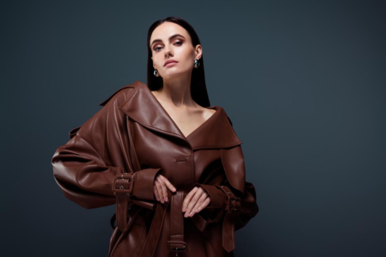 Весна 2026: темно-коричневые тренчи становятся новым трендом в Париже