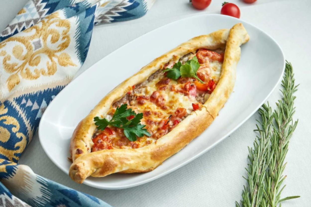 Ленивая пицца в турецком стиле: мясные «лодочки» в духовке