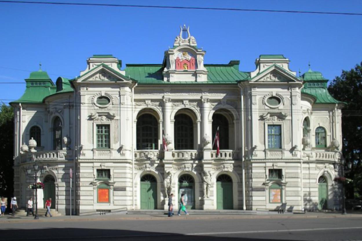 Новая интерпретация пьесы Блауманиса «В огне» в Латвийском Национальном театре