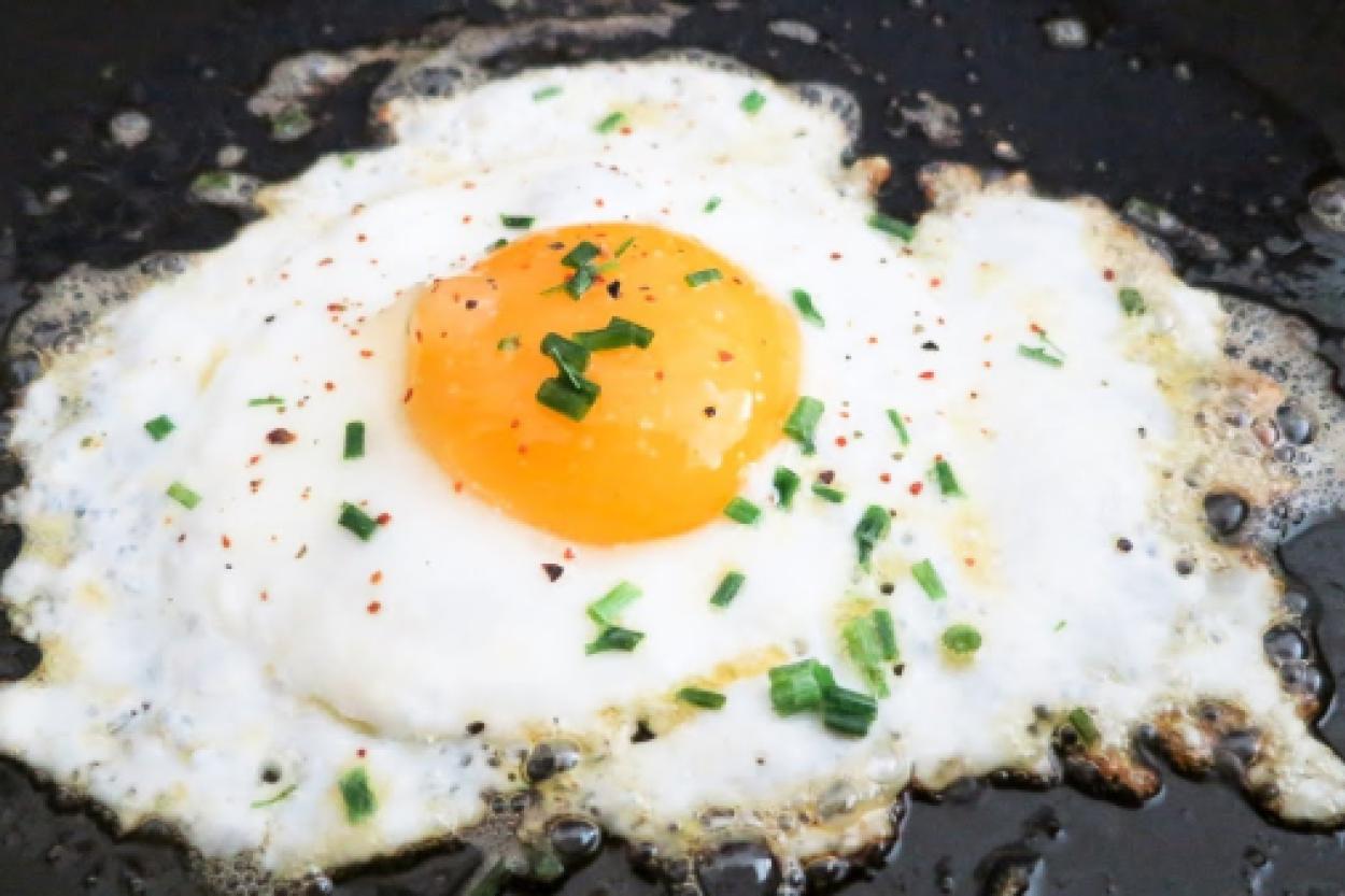 Как приготовить яичницу в микроволновке: простой способ