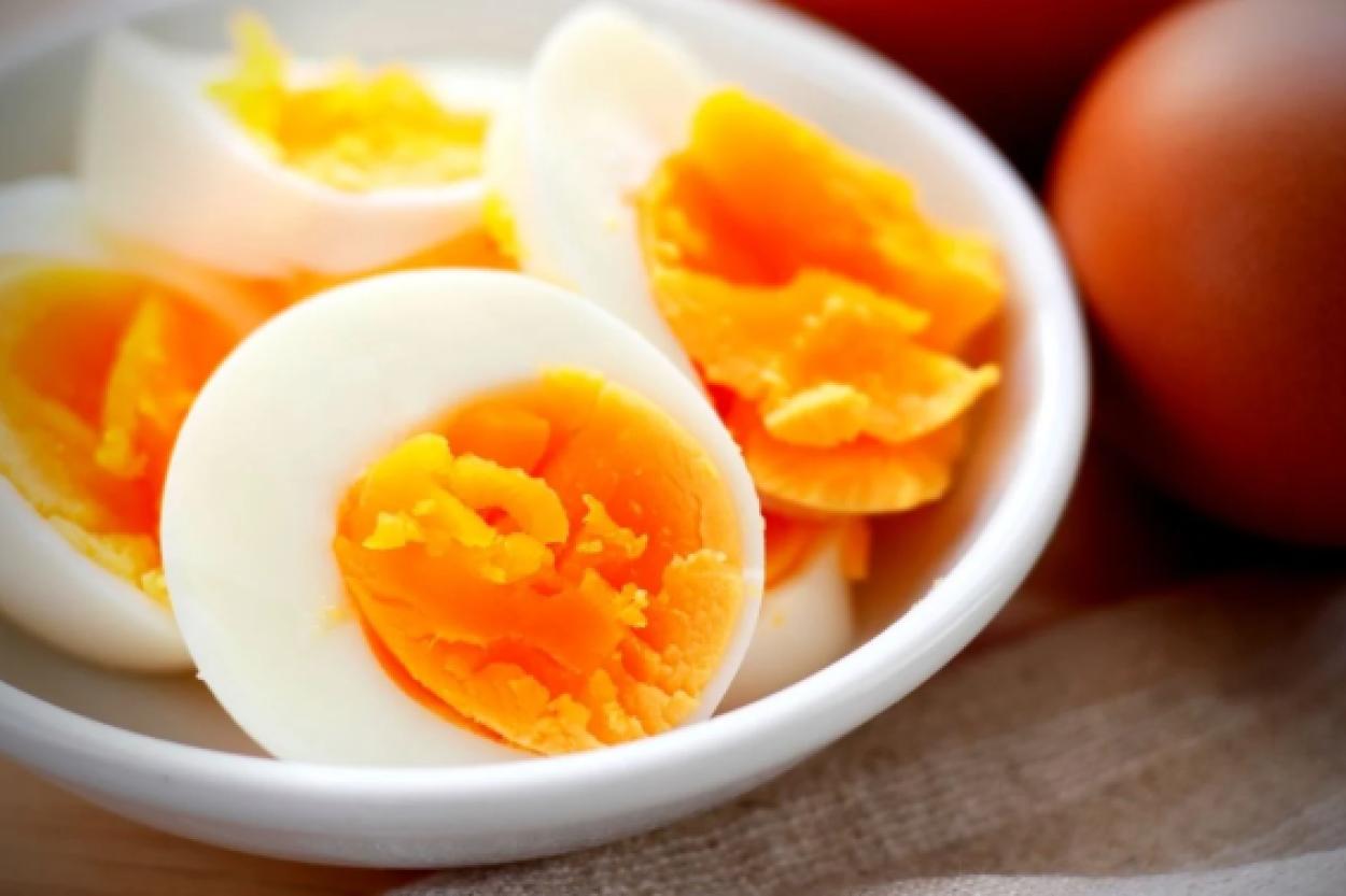 Яйцо в нашем рационе: что выбрать — белок или желток?