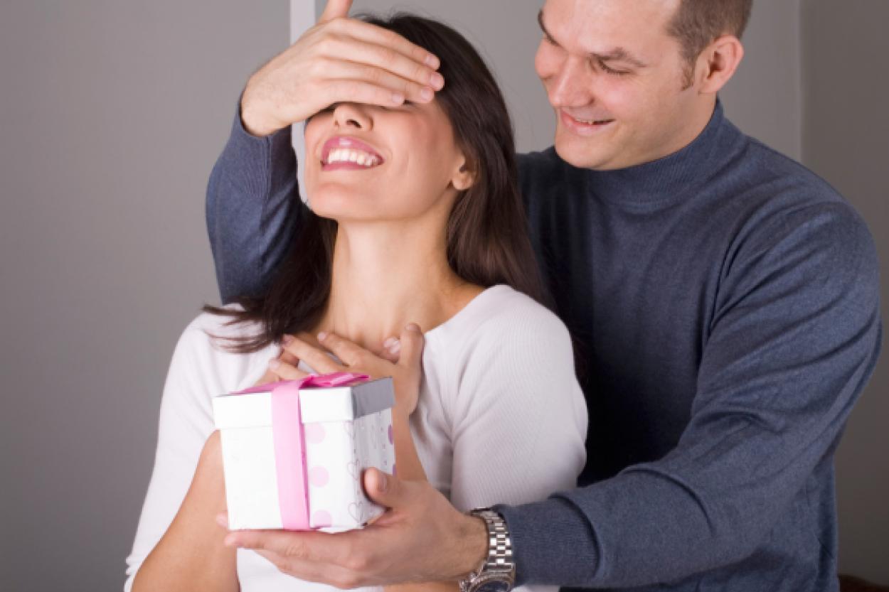 Как правильно принимать подарки от мужчины: значение и важность реакции