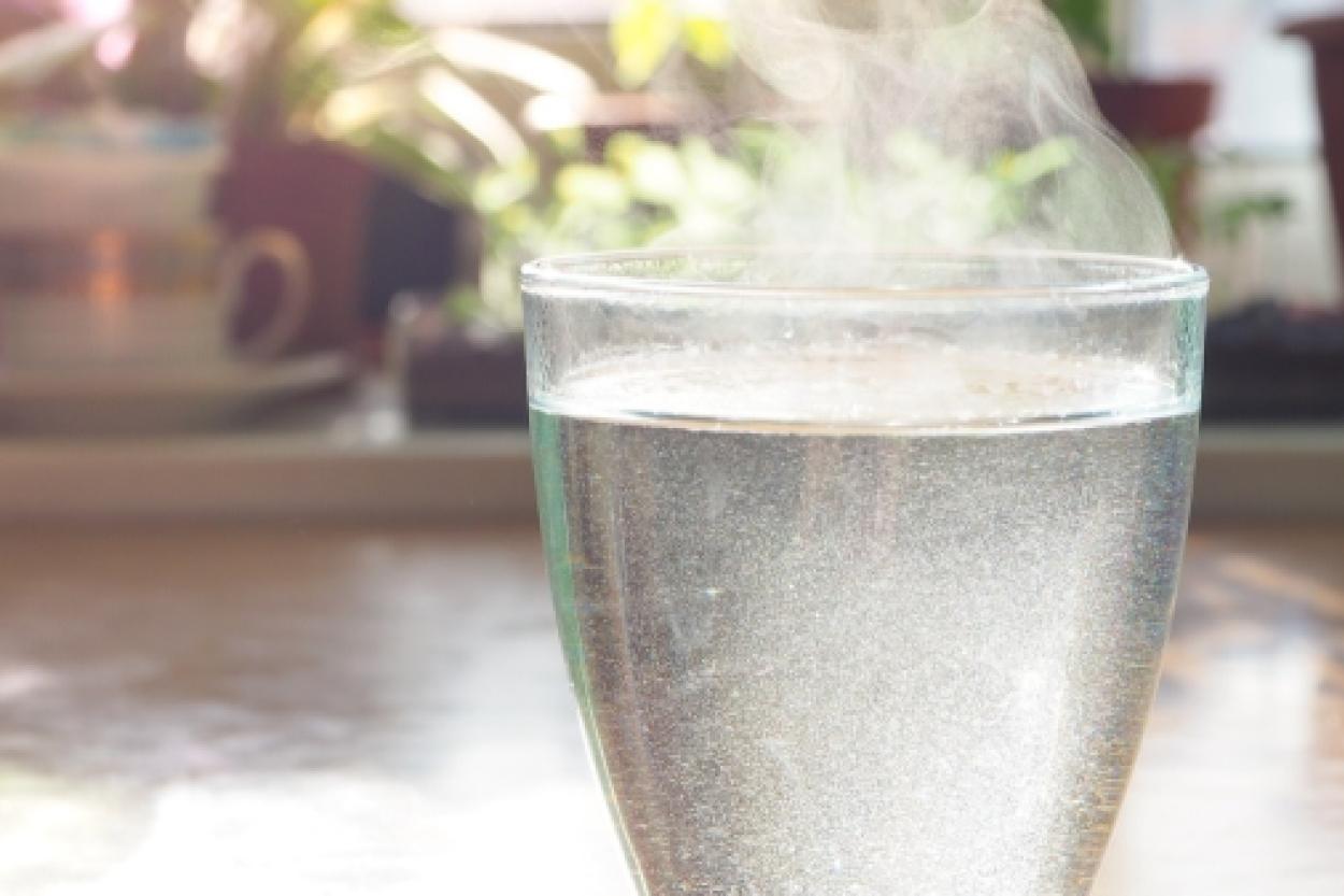 Как стакан теплой воды утром помогает вашему организму