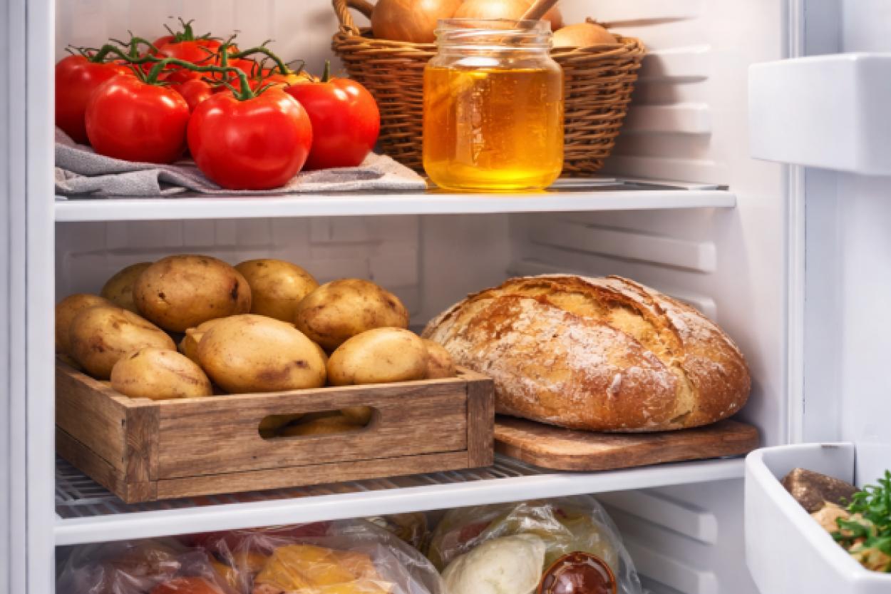 Когда холод не спасает: продукты, которые не стоит хранить в холодильнике
