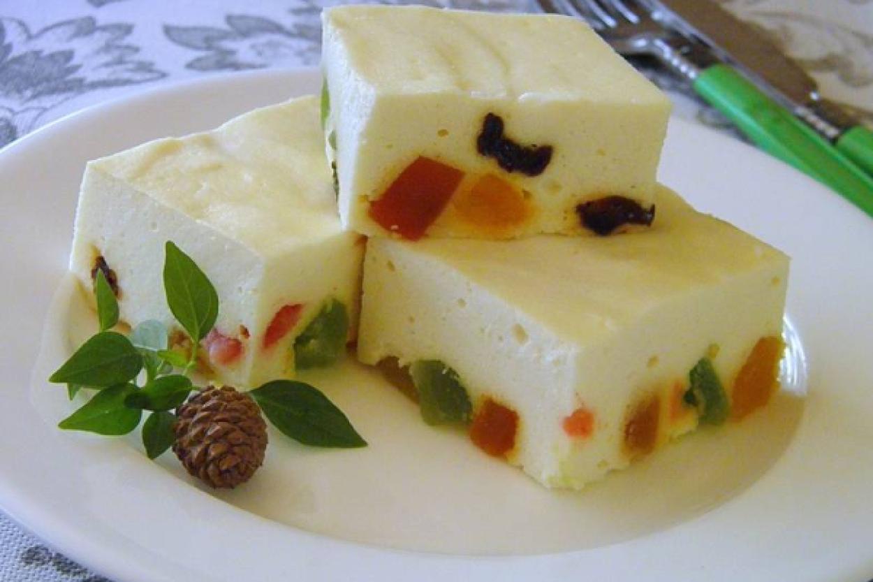 Запеченный творог с изюмом и цукатами: новый взгляд на классический десерт