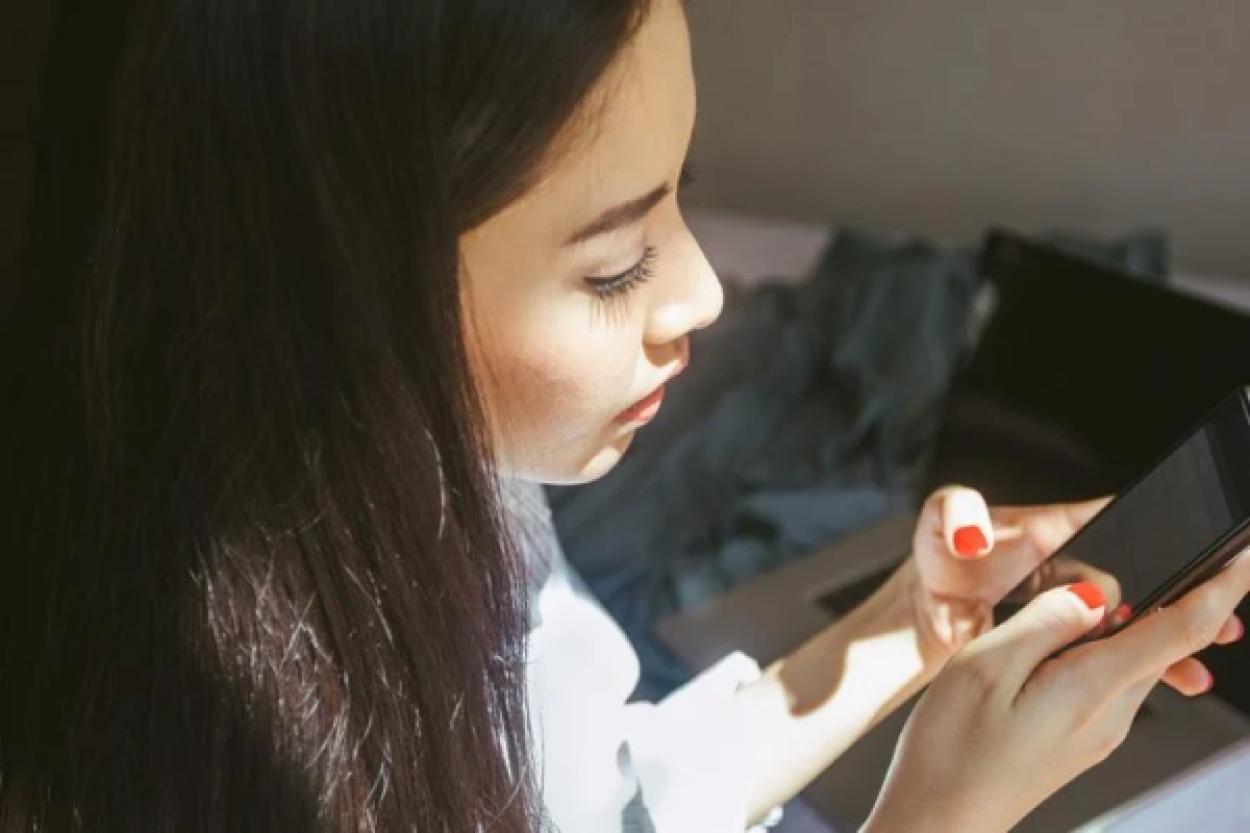 Зачем мы храним фотографии с бывшими: взгляд психологов