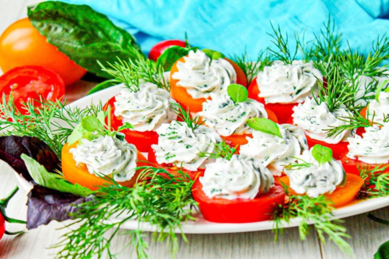 Когда гости на подходе, а готовить не хочется: быстрое решение - закуска из помидоров