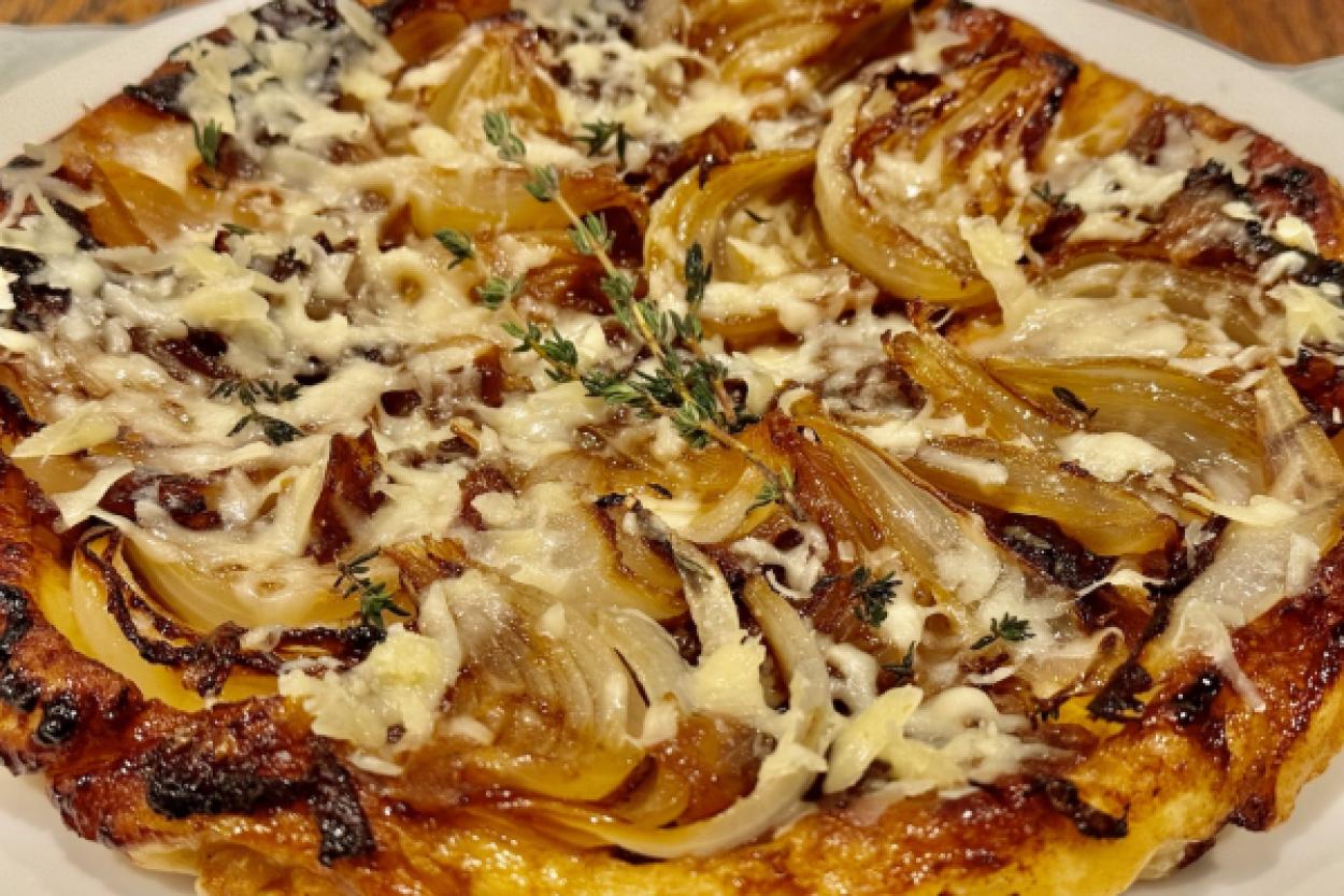 Тарт с картофелем, карамелизированным луком и тремя сырами для изысканного ужина