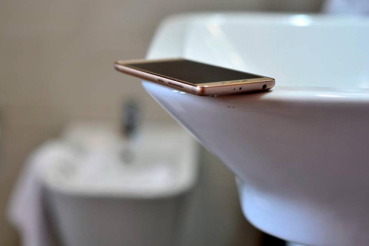 Где не стоит оставлять телефон: пять привычных мест, угрожающих вашему устройству