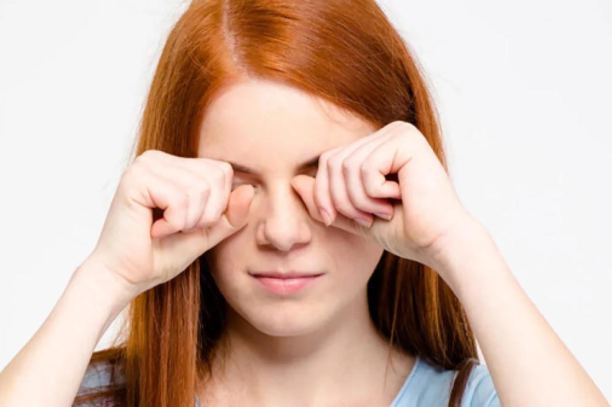 Трогать глаза: насколько это безопасно для вашего зрения