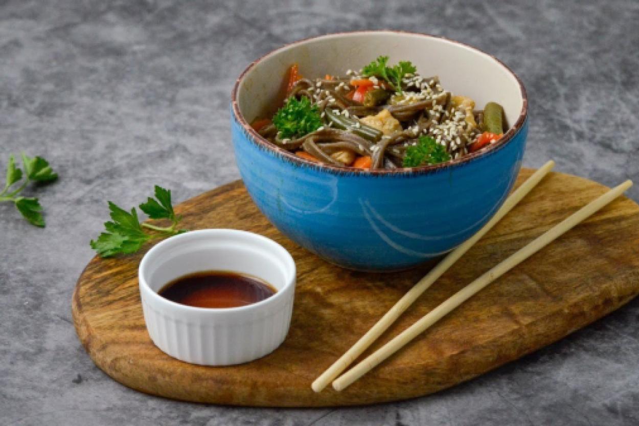 Гречневая лапша с овощами: легкий ужин в азиатском духе