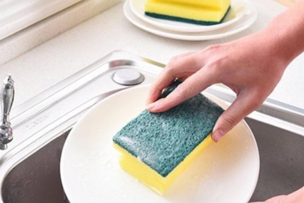 Опытные хозяйки отрезают уголок губки для посуды: как это помогает в уборке