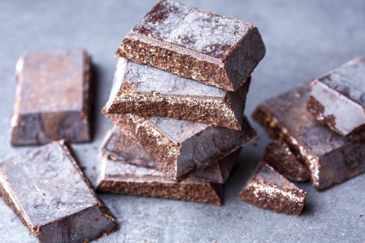 Шоколад с белым налетом: можно ли его есть