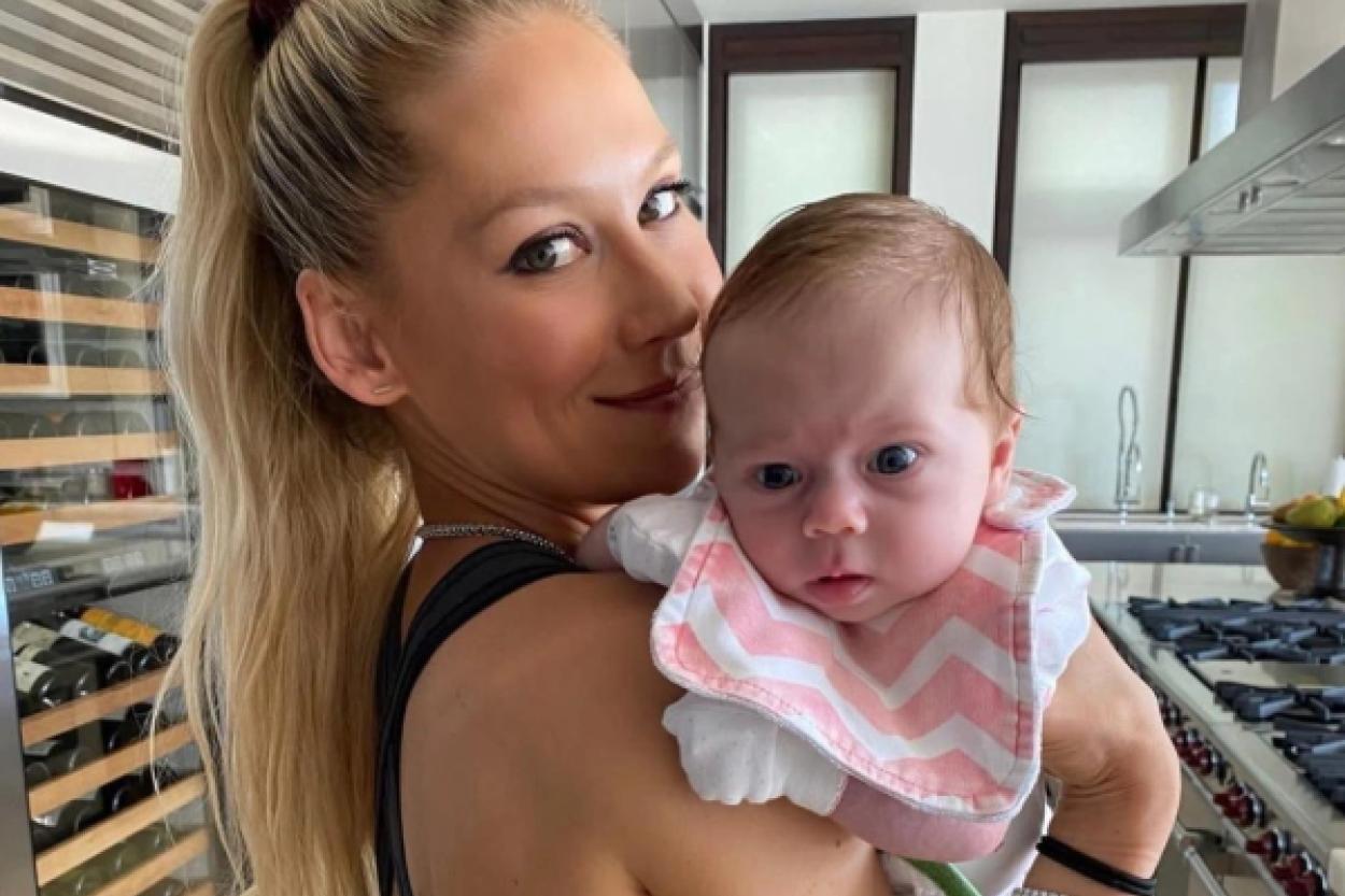 Мама четверых в прекрасной форме: Анна Курникова на фото из аквапарка