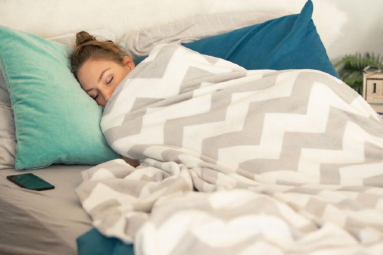 Как улучшить сон: что стоит убрать из вашей спальни