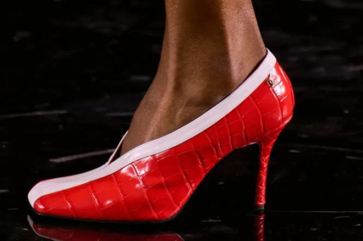 Двухцветные туфли: стиль Chanel вновь на пике популярности этой весной