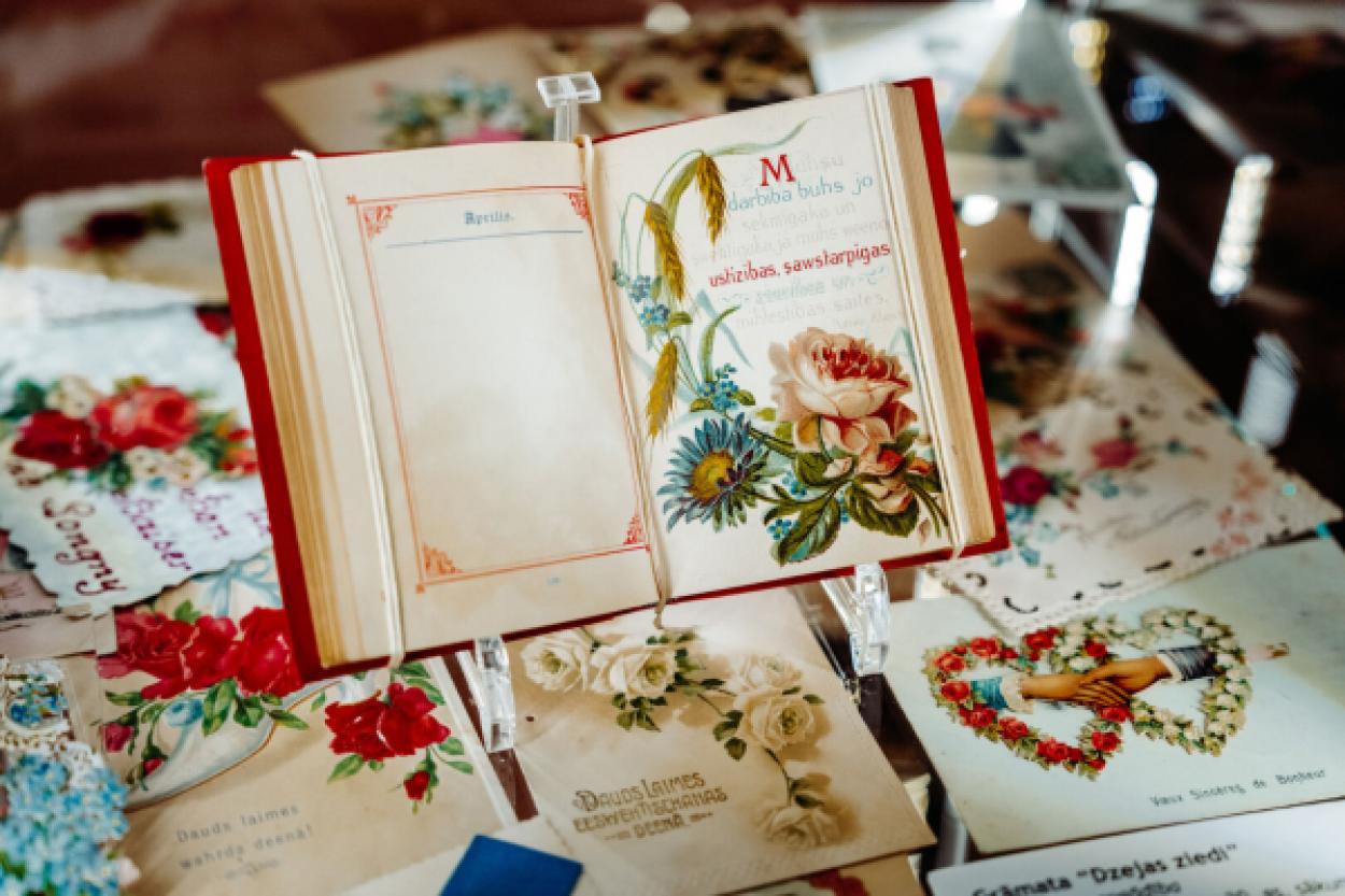 Выставка «Розомания / Очарование роз» в Крустпилсском замке