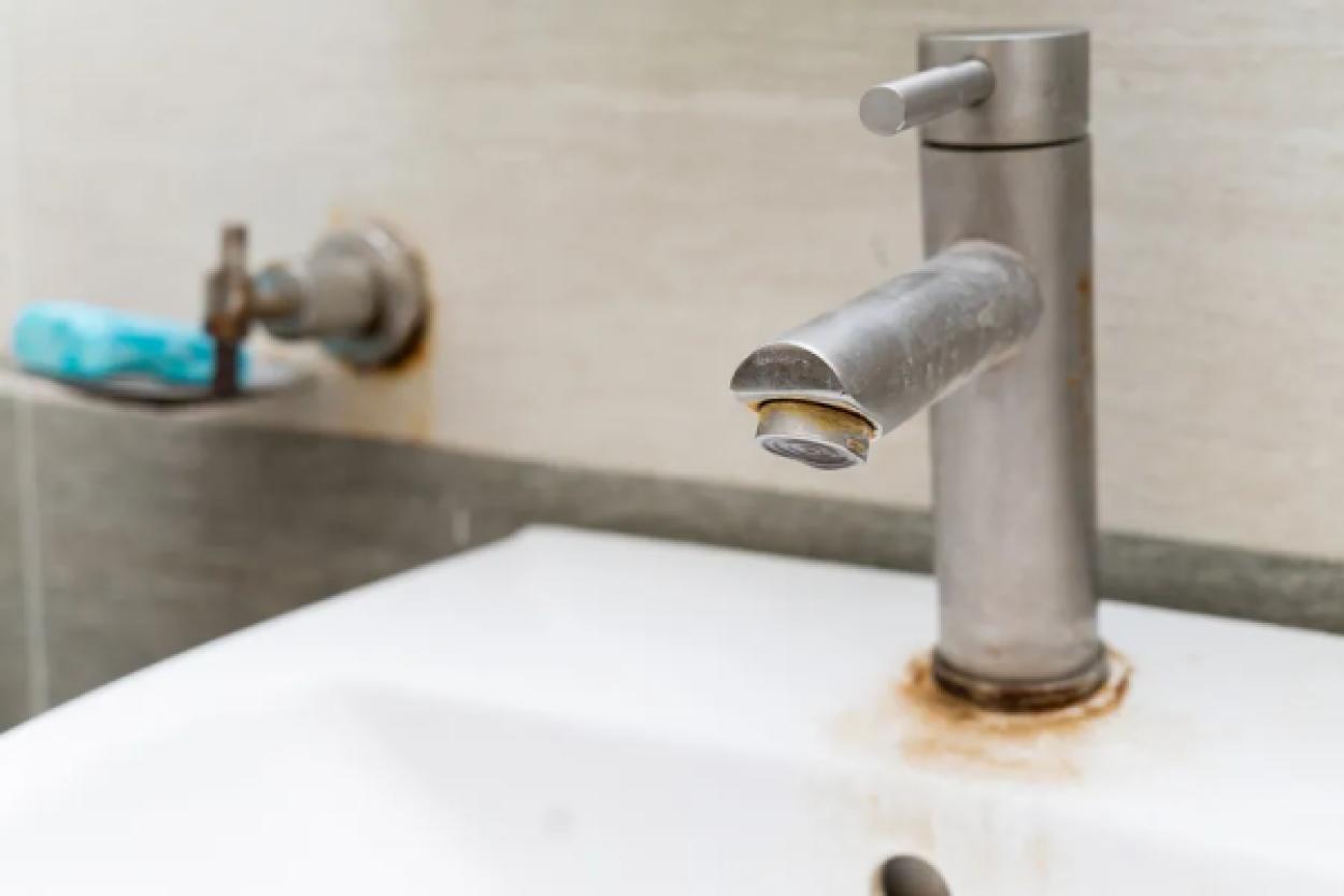 Как всего за 10 минут убрать ржавчину: простой рецепт на основе двух доступных ингредиентов