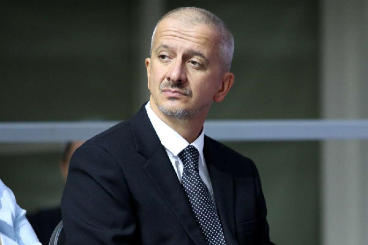 Муж Собчак создает искусственный спрос на свои произведения