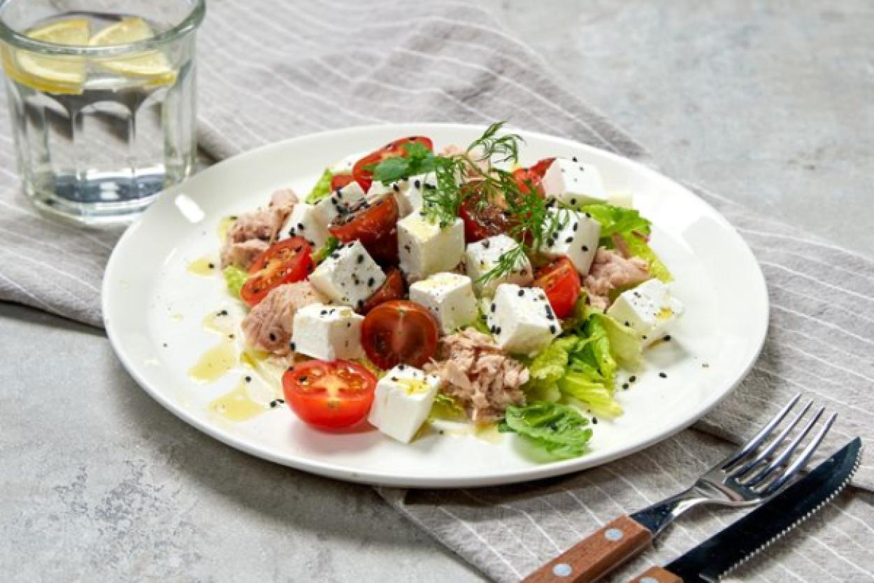 Легкий салат с тунцом и сыром фета: вкусно и просто