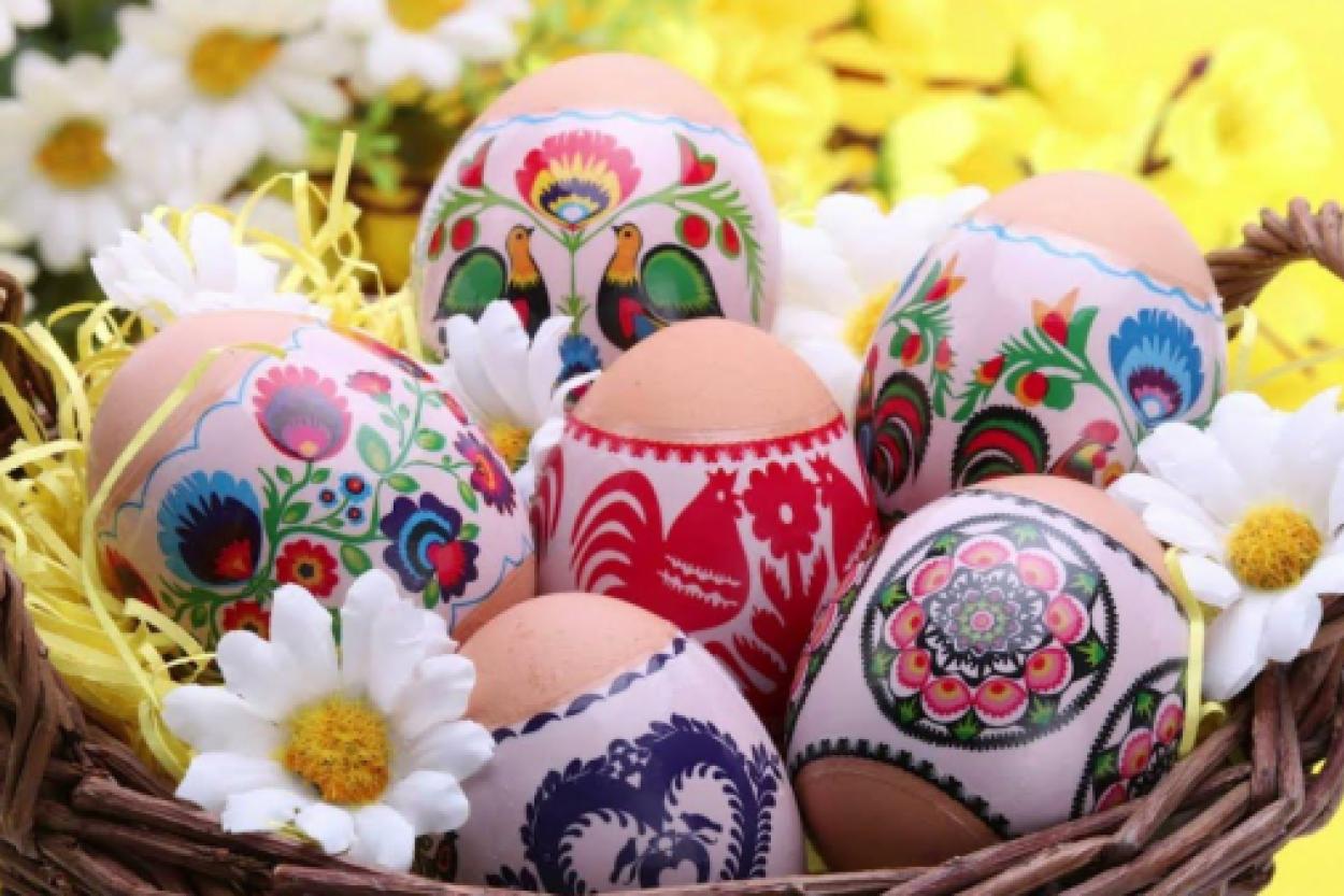 Что стоит за традицией окрашивания яиц на Пасху