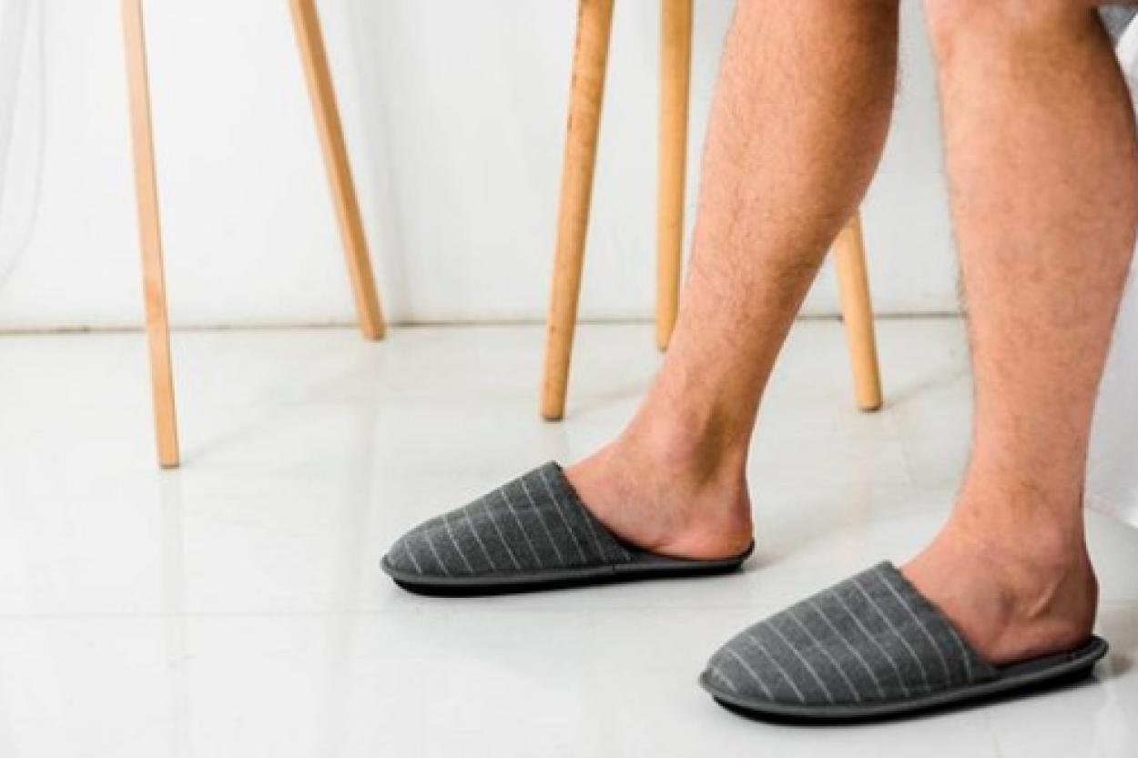 Физиотерапевт посоветовала пожилым людям отказаться от ношения домашних тапок