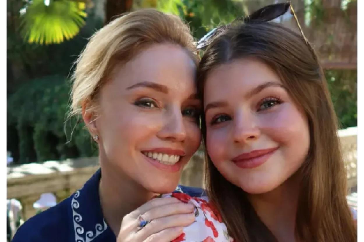 Марина Зудина отметила 20-летие дочери Марии трогательными архивными фотографиями