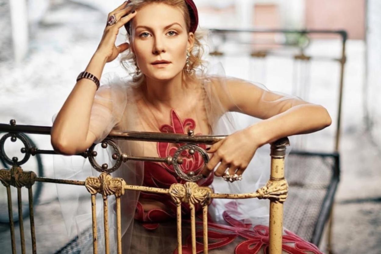 Рената Литвинова в ультраоблегающем комбинезоне: стиль вне времени