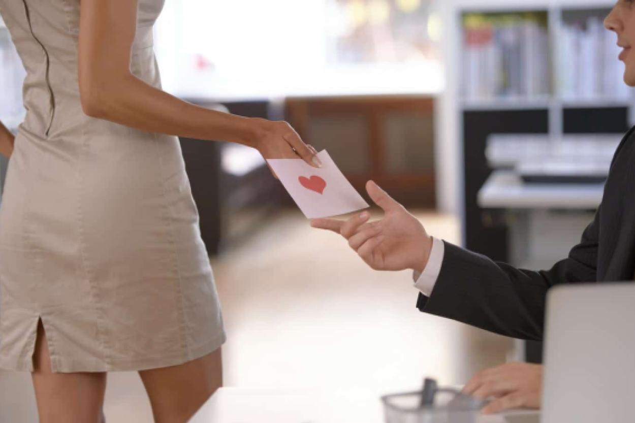 Служебный роман: как сохранить чувства и карьеру в одном флаконе