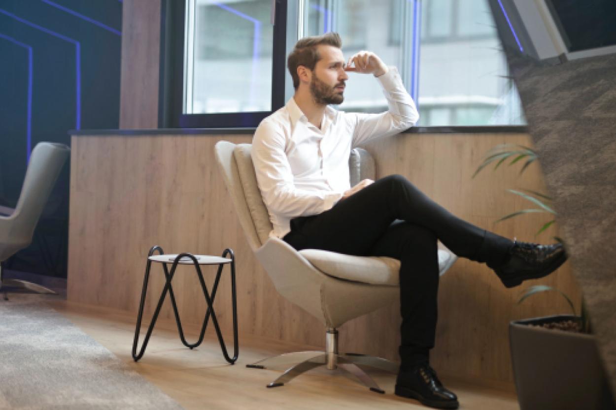 Привычка сидеть нога на ногу: вредно или все-таки нет?